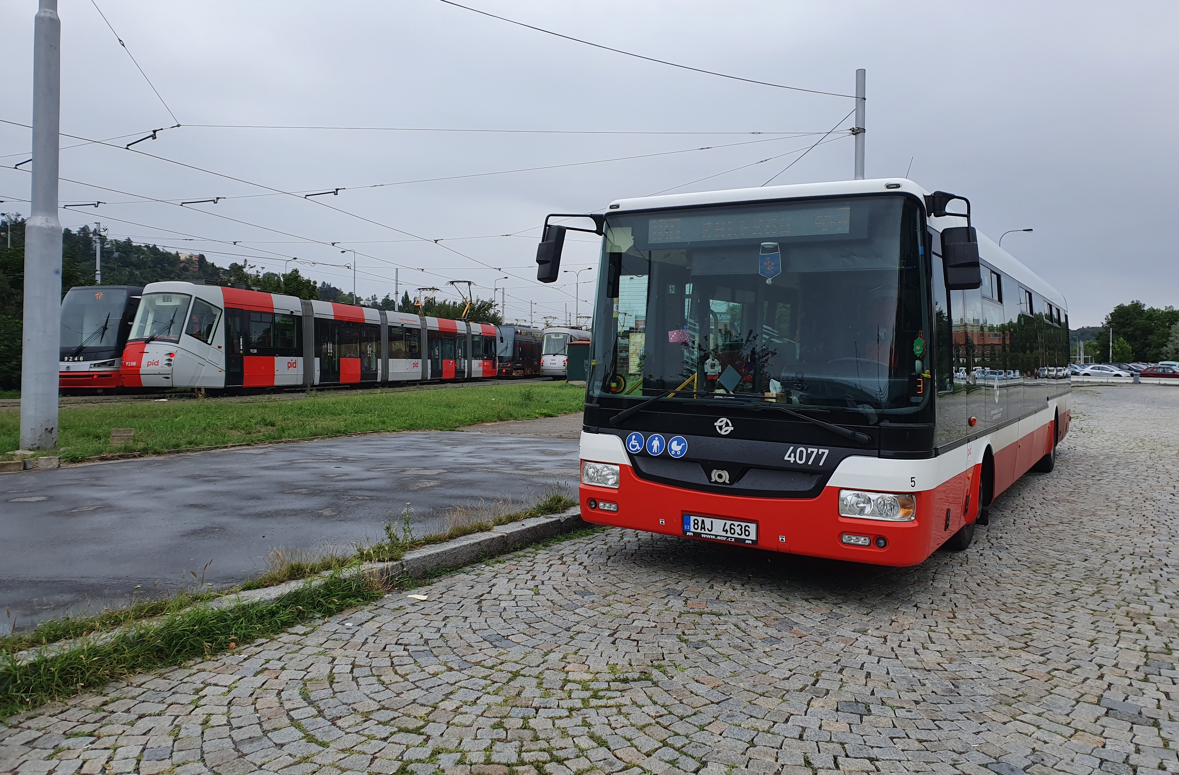 Obratiště tramvají a autobusů u nádraží Braník v Praze