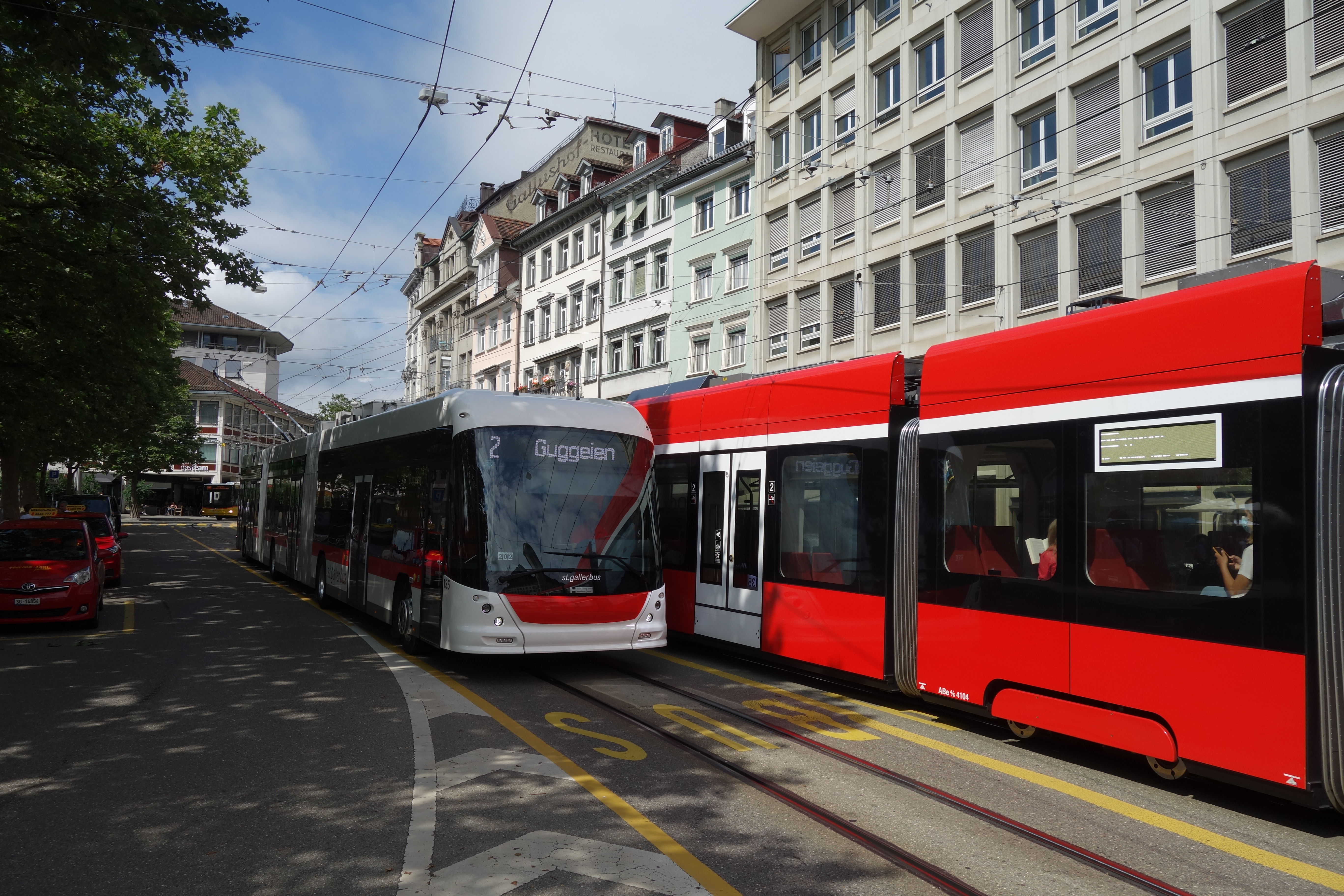 Vyhrazený jízdní pruh pro autobusy a trolejbusy na tramvajových kolejích