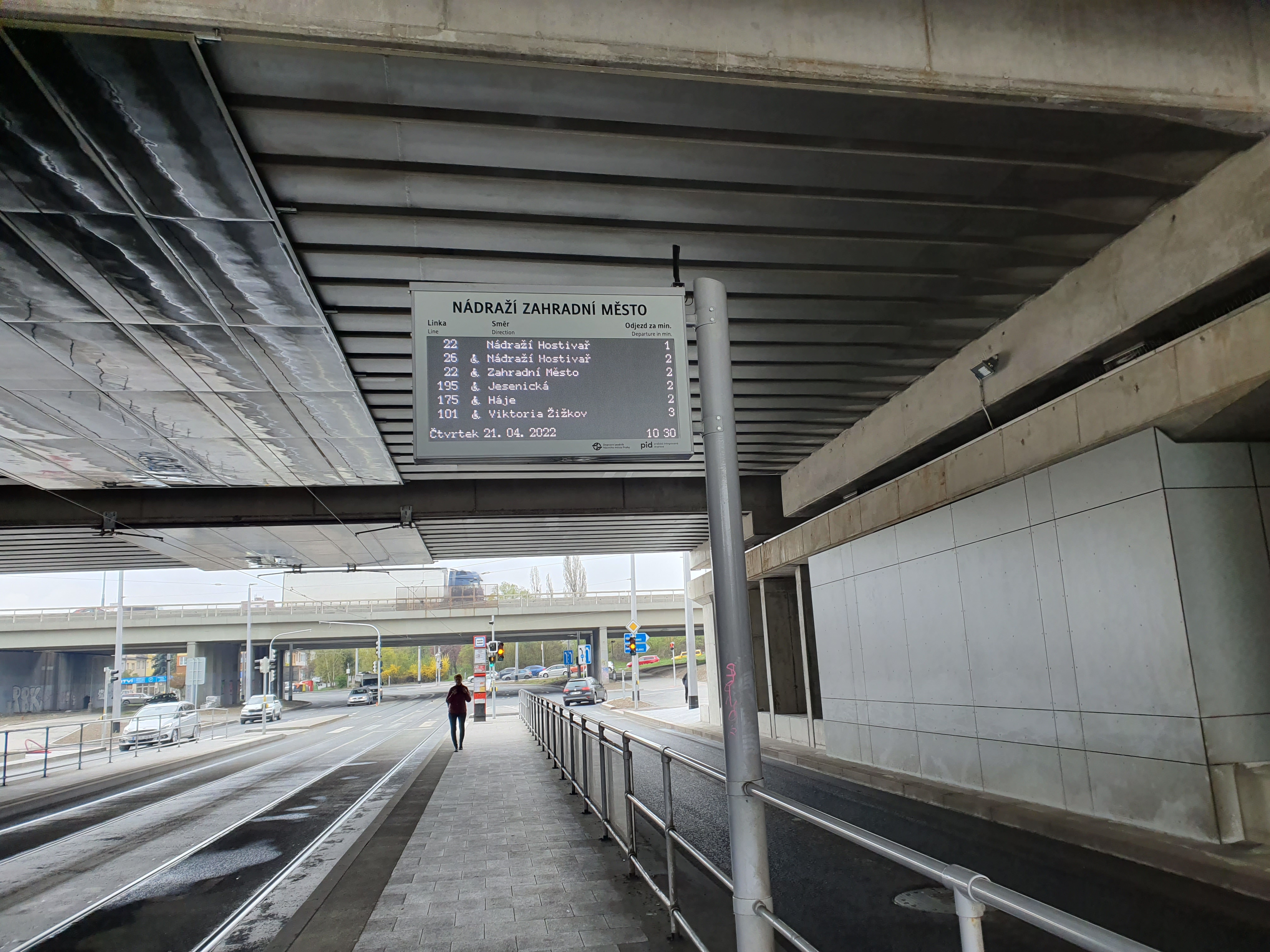 Samostatně stojící zastávkový elektronický panel zobrazující odjezdy nejbližších spojů v reálném čase