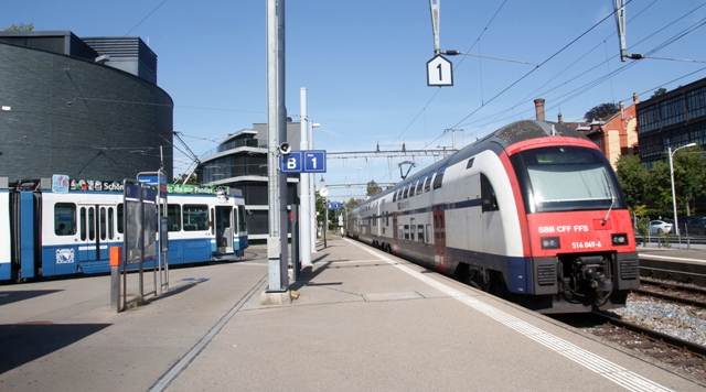 Přestupní vazba mezi vlakem a tramvají v Zurichu