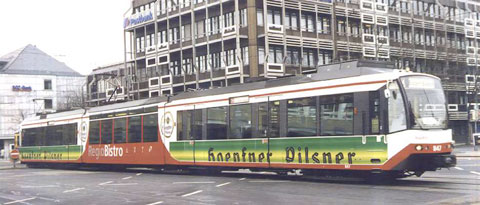 Vlakotramvaj s bistrooddílem v ulicích Karlsruhe