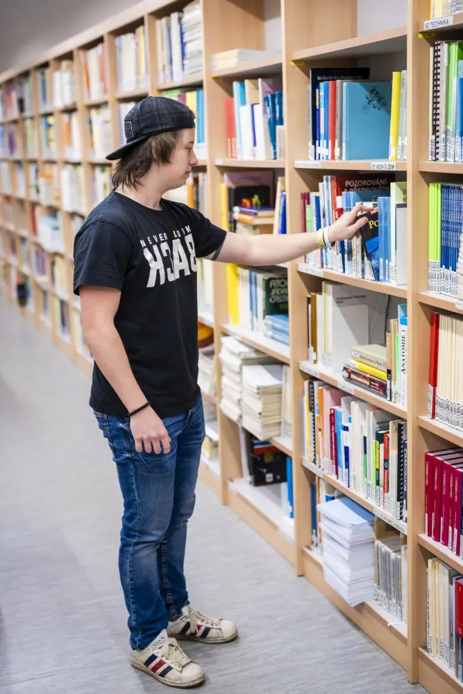 obrázek studenta v knihovně