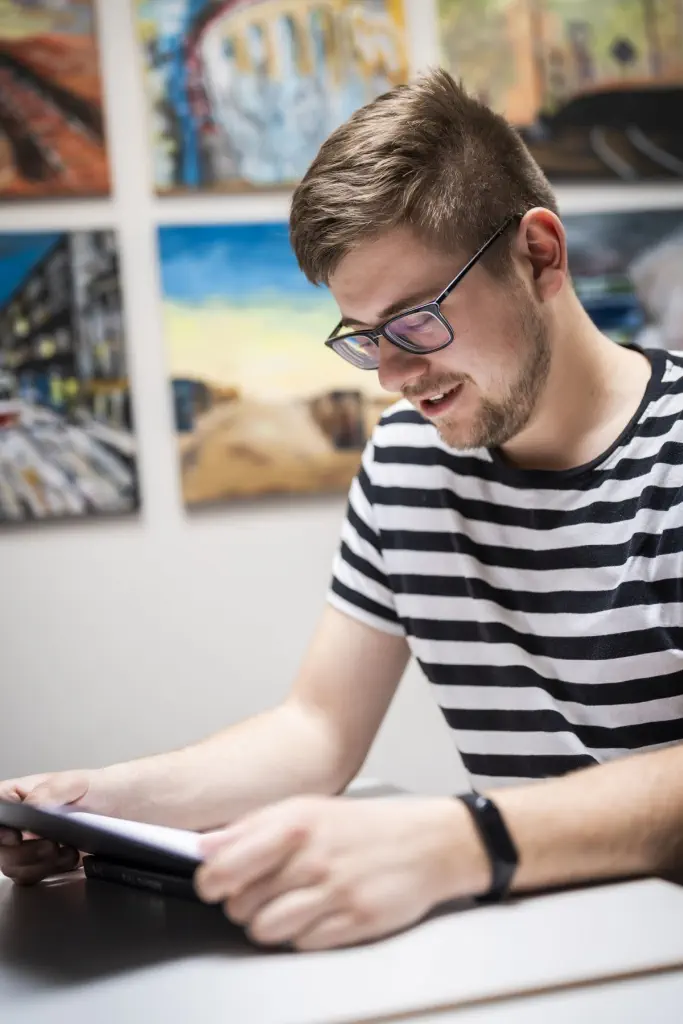 obrázek studenta v knihovně